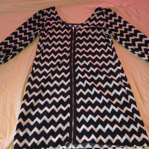 Black and off white dress with gold zipper in back - Picture 4 of 4